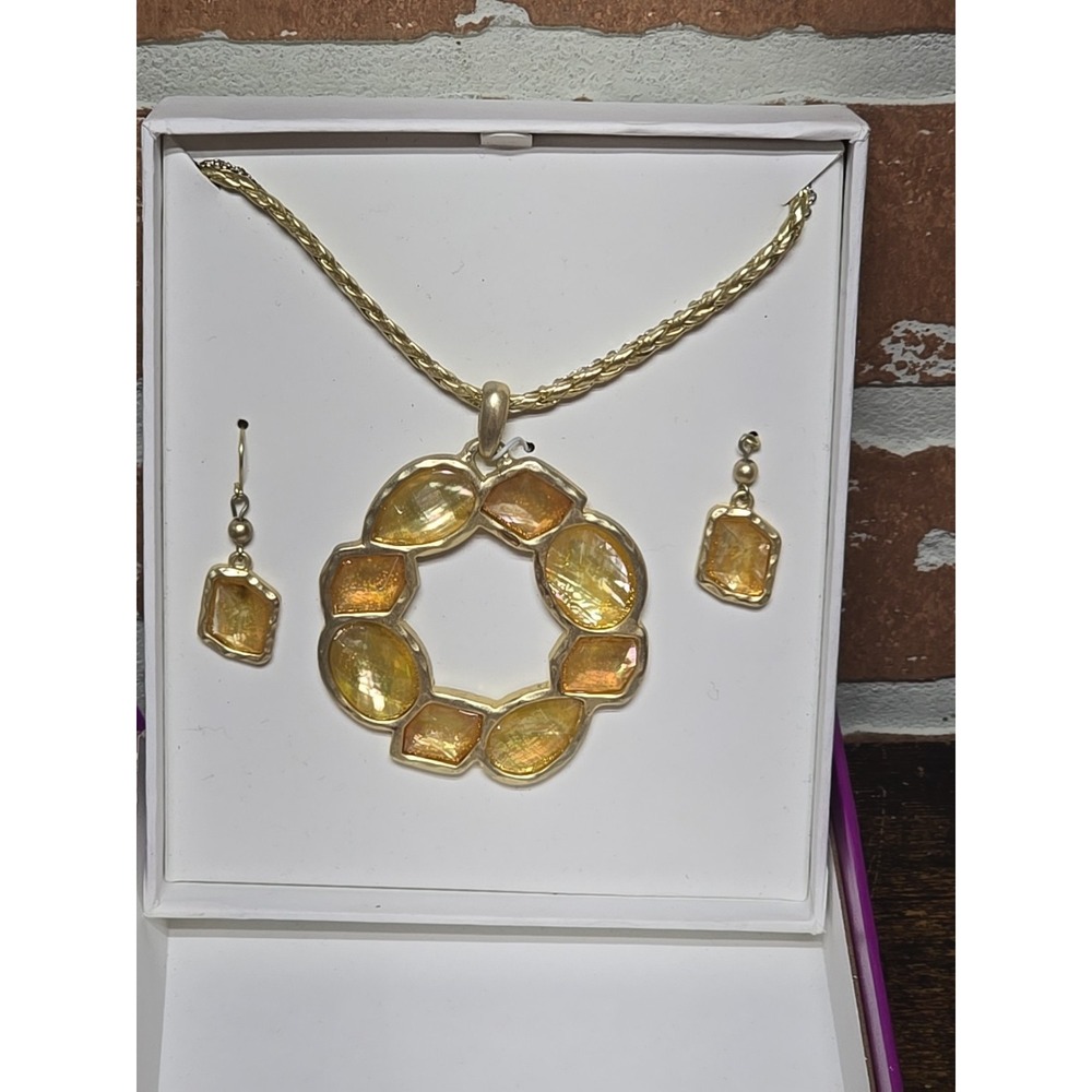 Jc Penny Statement  Ivory/beige Costume Jewelry Necklace with Earrings Boxed Set